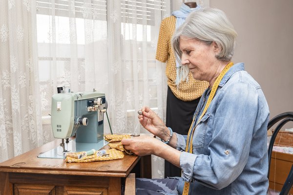 Le fil de la machine à coudre fait des boucles : comment régler le problème ?
