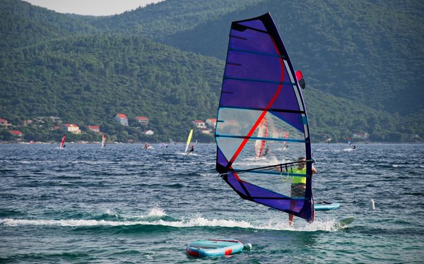 Comment faire de la planche à voile avec un SUP ?